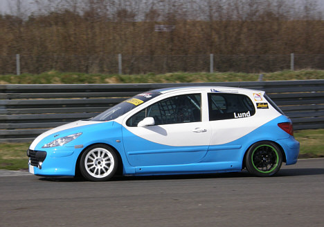 Kim Lund Johansen i sin 'gamle' Peugeot 307.